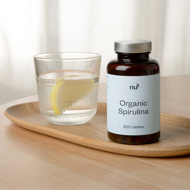 Glas mit Spirulina