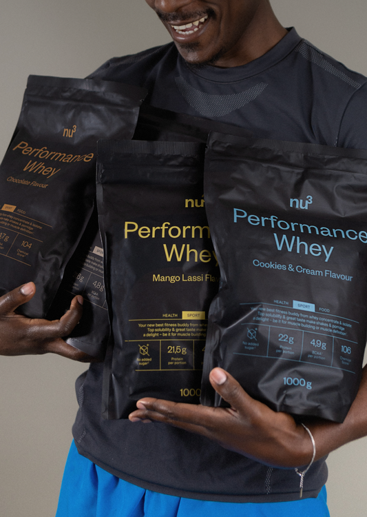 Mann mit 4 Packungen nu3 Whey
