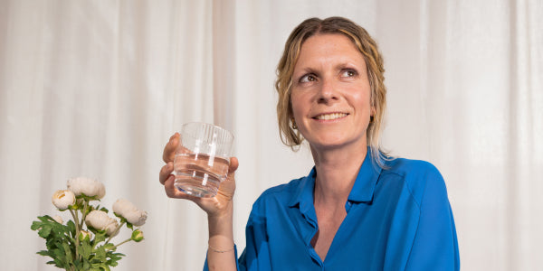 Frau mit einem Glas Wasser