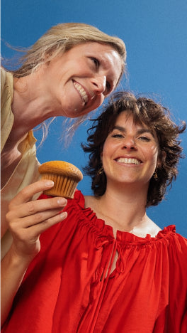 2 happy Frauen mit einem Muffin
