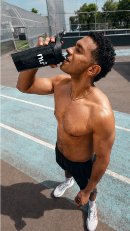 Sportlicher Mann mit nu3 Shaker