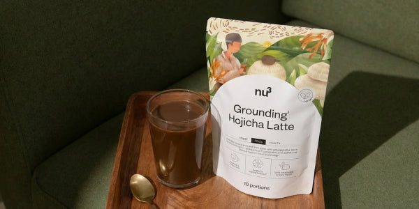 Ein Glas Hojicha Instant-Latte