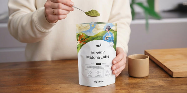 Mindful Matcha Latte auf Löffel & Verpackung